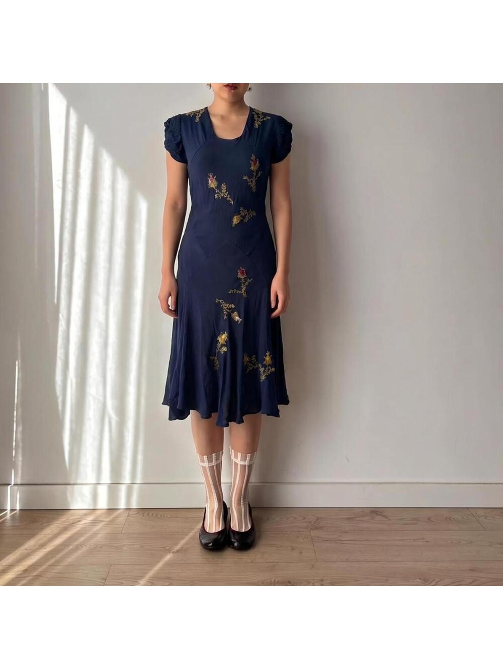 Antique 1920s flapper dress with floral embroidery - Picture 3 of 9
